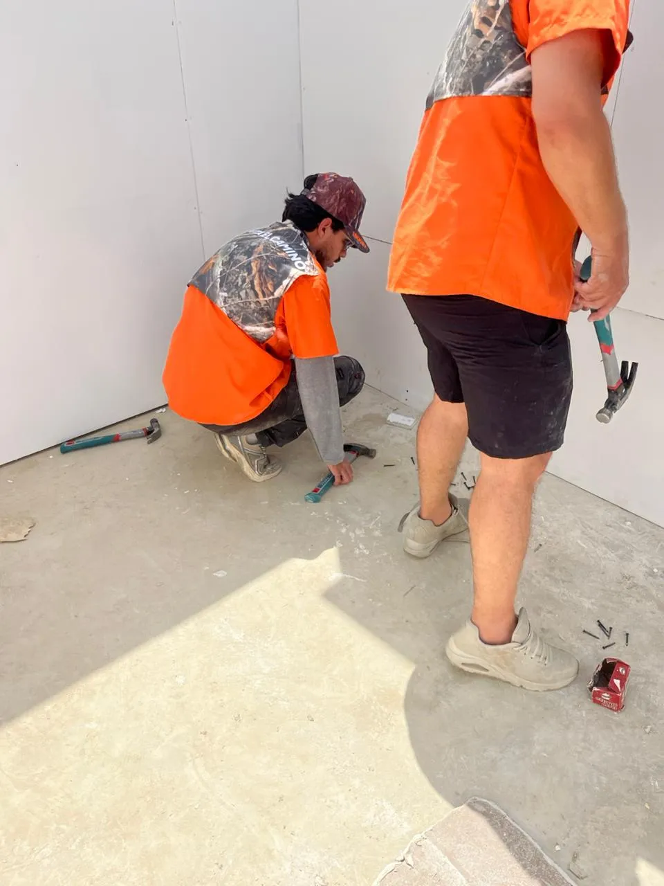 Freiwillige in orangefarbenen Westen